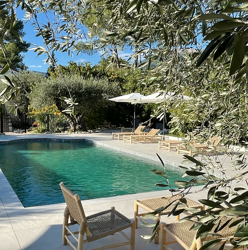 Photo de Gîtes Domaine de la Chapelle avec piscine chauffée et Jacuzzi privatifs / Côte d'Azur à Roquefort-les-Pins (06330)