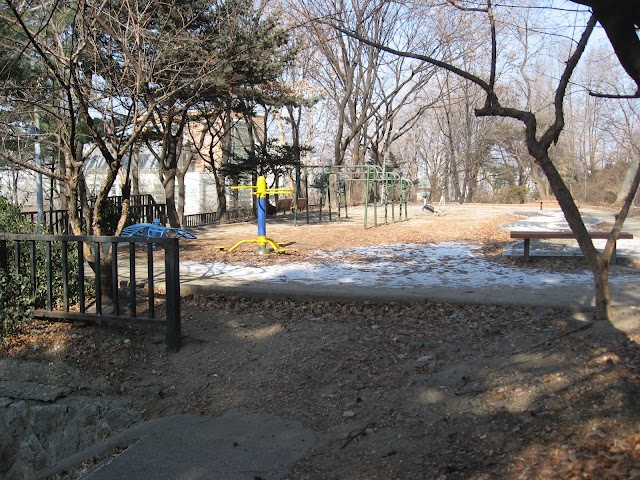 Yongbongjeong Neighborhood Park