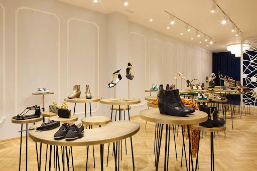 First Boutique - Visual