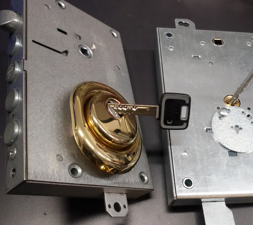 Securchiave duplicazioni chiavi e serrature porte blindate casseforti radiocomandi Gallery - Italy