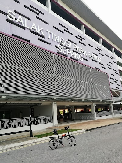 Parking Berbumbung ERL Salak Tinggi , Selangor , Malaysia-cumaps.net