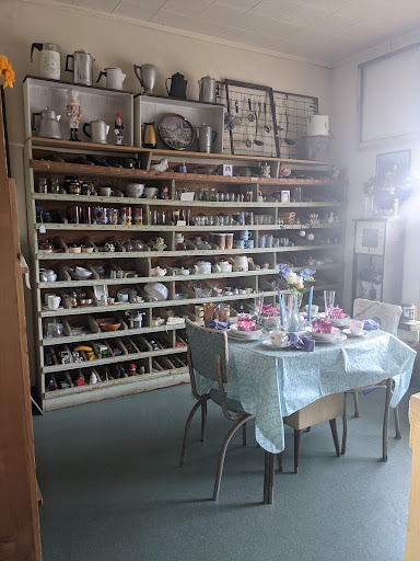 Lola's Antique Shop - Thumbnail