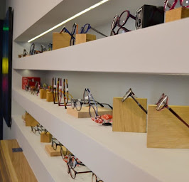 Photo n°9 de L'Artisan du Regard - Opticien Paris 9 à Paris (Magasin de lunettes de soleil)