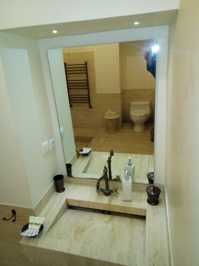 Manouchehri Traditional Hotel