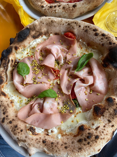 https://pizzabombari.nl/