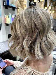 Photo n°19 de Léa Caminade coiffeur coloriste paris à Paris (Salon de coiffure)