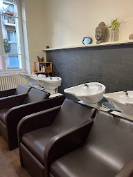 Photo n°3 de L'Atelier des Elfes - COLORATION VEGETALE MARCAPAR à Paris (Salon de coiffure)