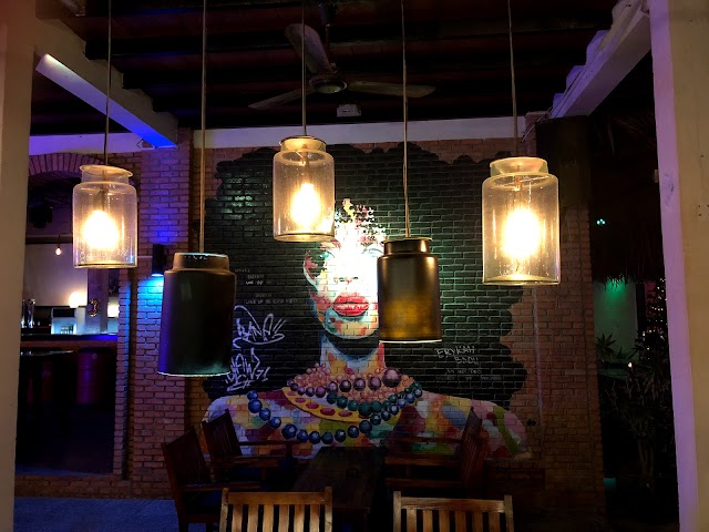 Line Up beach bar & lounge