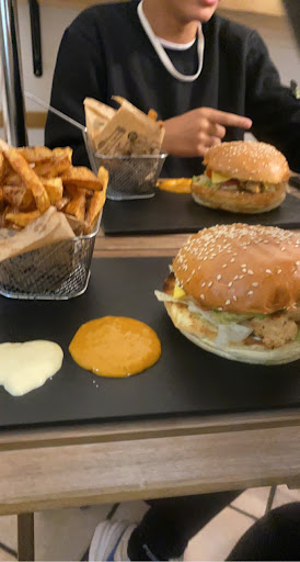 Photo 10 - COUNTRY BURGER