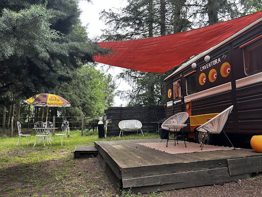 Car'a Dan hebergement insolite caravanes vintages ( aventura, Betty boop, Woodstock, années 80 et 90 ) dans la loire avec spa
