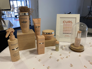 Photo n°6 de coiffure ELEGANCES à Laval (Salon de coiffure)