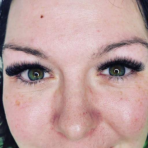 DEE_LASH_OUS - Visual