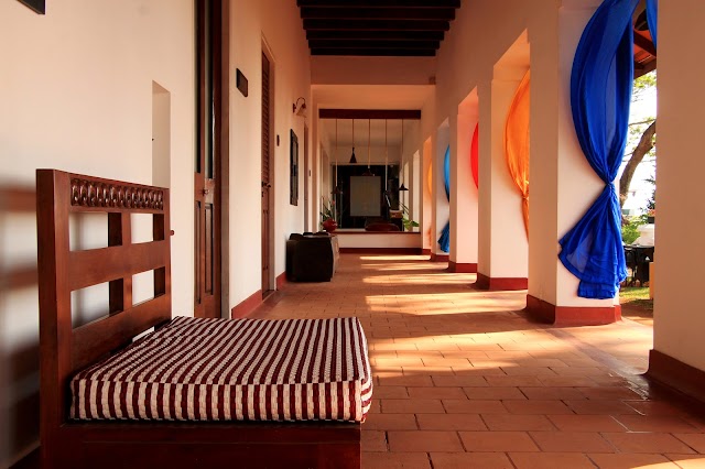 Old Lighthouse Bristow Hotel