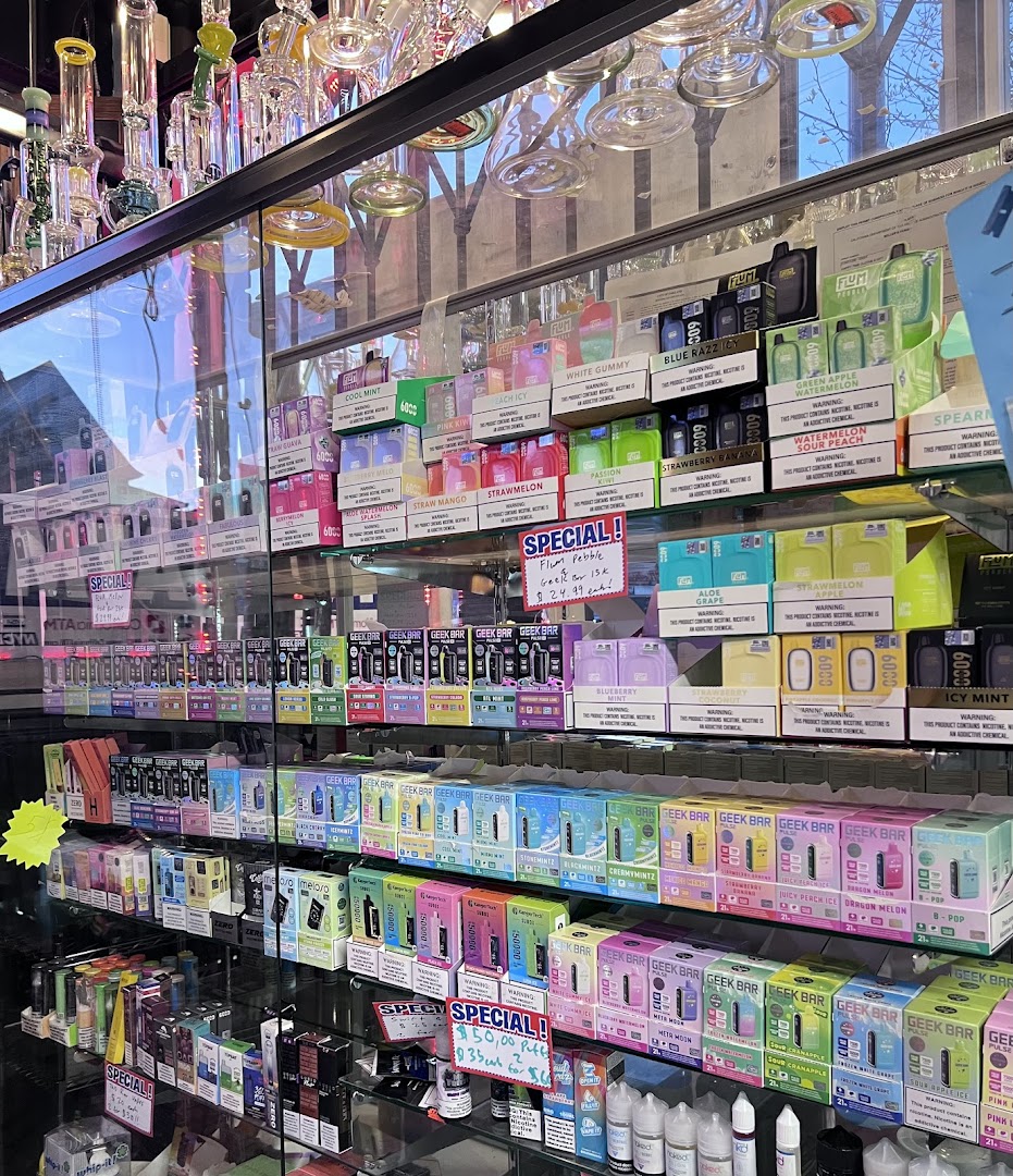 Happy Time Discount Smoke/Vape Shop, GEEK BAR , FLUM , FOGER , E-JUICE ,GLASS PIPES,CBD,KRATOM,7-HYDROXY, WHIP IT, ZYN ,JUUL! photo 2