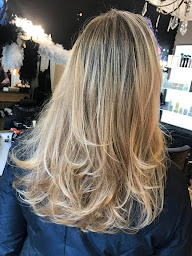 Photo n°17 de Louise & Co - Paris 20ème à Paris (Salon de coiffure)