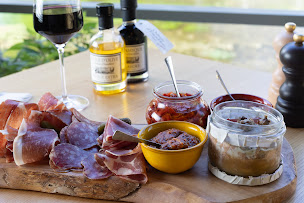 Photo n°26 de LE CHATEAU OLIVE ET RAISIN- fermeture saisonnière à Fontaine-de-Vaucluse (Cave à vins)