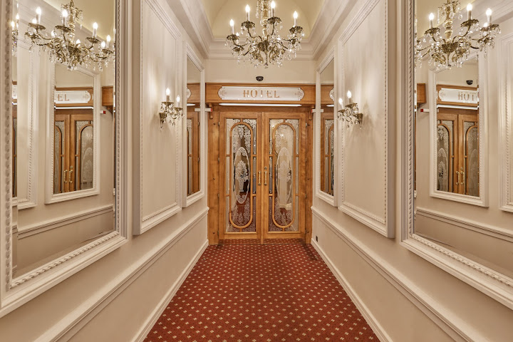 Hotel Romance by null