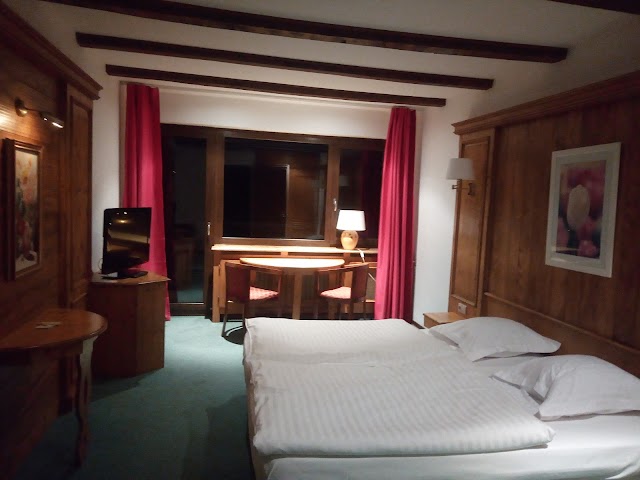 Logis Hôtel Aux Trois Roses
