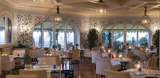 l'elegante sala interna del ristorante dell'hotel Il Pellicano a Porto Ercole
