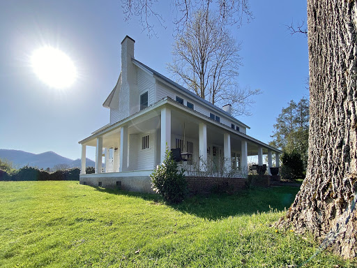 Farmhouse on Boxwood - Thumbnail