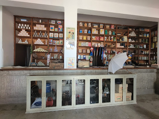 Museo economato de marrón Logo