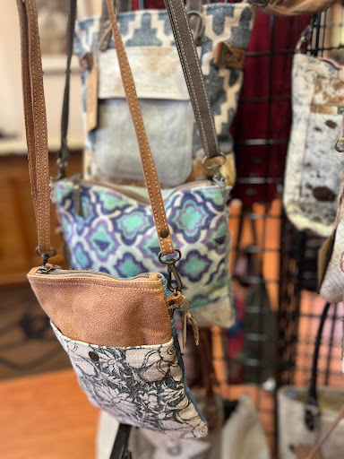 Leatherhous - Visual