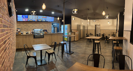 Photo 8 - BREAKING FOOD - Burgers, Poutines, Fish & Chips