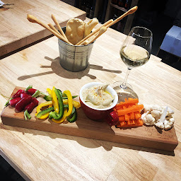 Photo n°3 de La Cave de Montreuil X Café Schirrer à Montreuil-sur-Mer (Bar à vin)