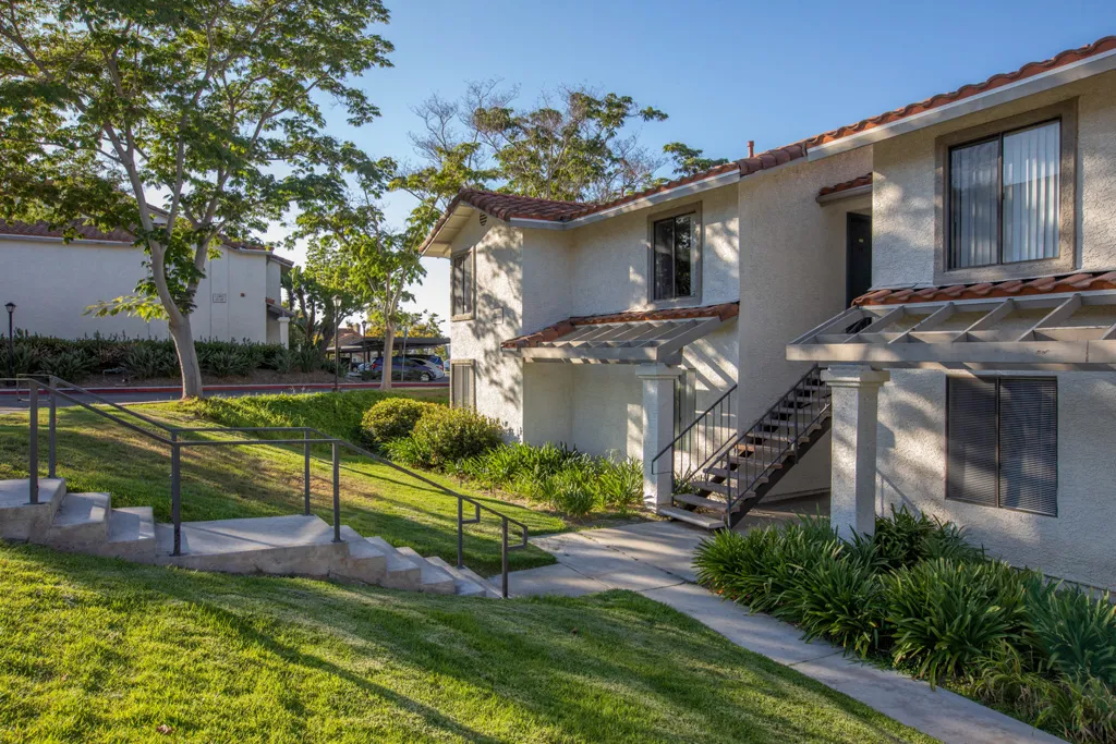 Bernardo Crest Apartments