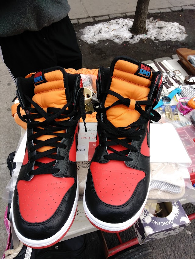 Sneaker Pawn