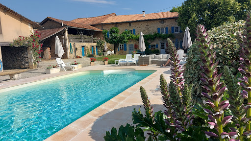 Photo de Domaine Charente - Gites authentiques de vacance avec piscine et jardin à Roumazières (16270)