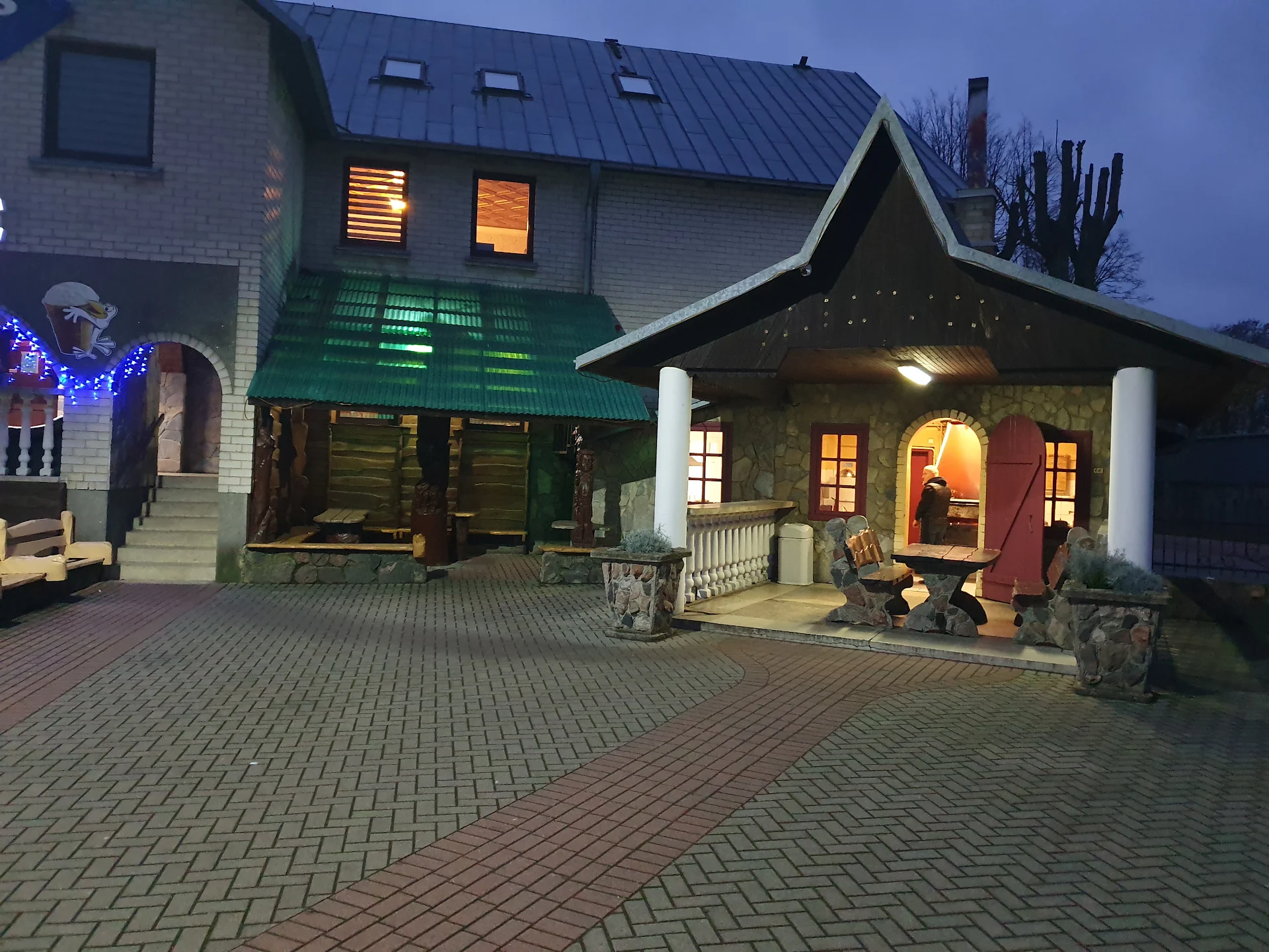 Pakelės Namai