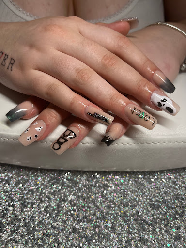 Stranger nails - Visual