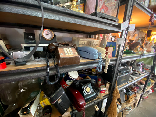 Suisun Valley Antiques & Collectibles / John's Hauling - Thumbnail