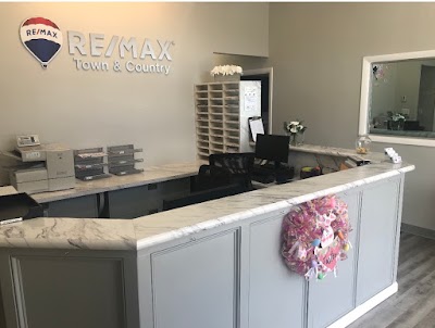 RE/MAX Town and Country