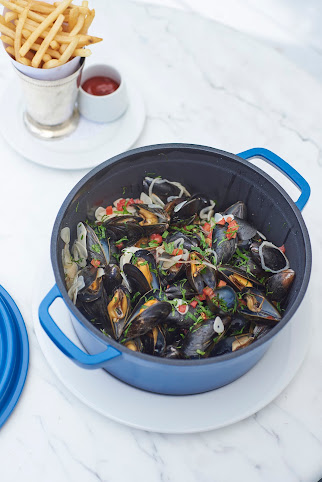 Le Bilboquet by null