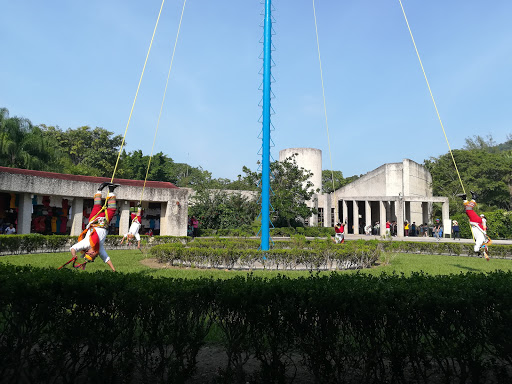 estatua De Un Volador De Papantla - Thumbnail