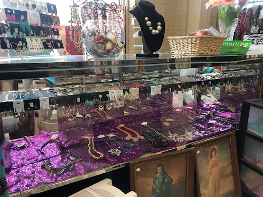 Mimi's Attic Consignment - Visual