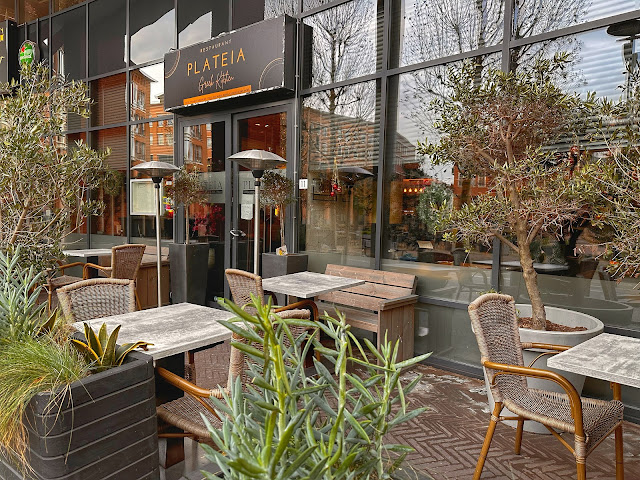 Plateia by null