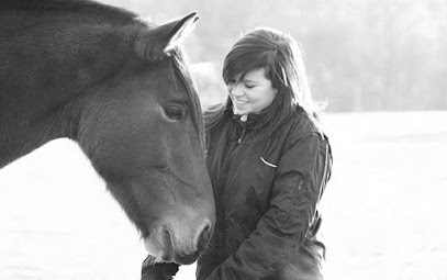 Cyriane Chosset Ostéopathe Animalier - Chevaux Chiens Chats Vaches NAC