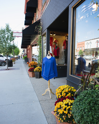 Creative Fashions of Holly Logo