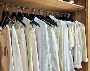 Photo n°2 de Si Jolies à Hinges (Magasin de vêtements pour femmes)