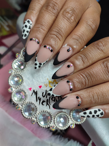 Uñas acrílicas y gel semipermanente Mych
