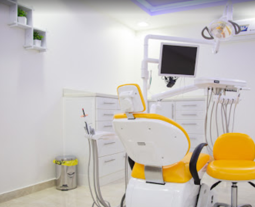 عيادة دكتور ياسر بمجمع القارة الطبي ، طب اسنان الخرج - صورة 2