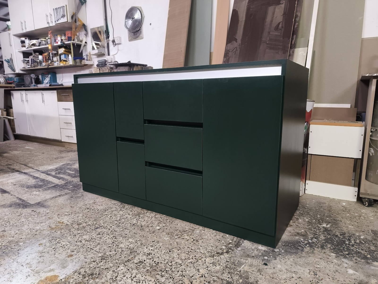 After Work Carpenter - صورة 4