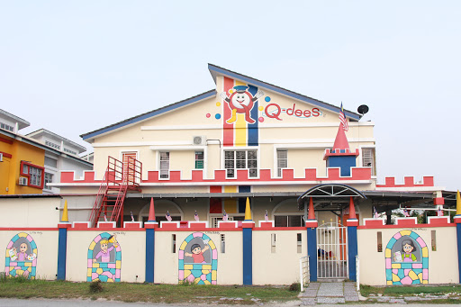 Q-dees Bandar Saujana Putra