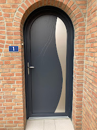 Photo n°32 de Adomia Fermetures · Fenêtres, Portes, Volets, Portails à Hinges (Magasin de stores et de rideaux)