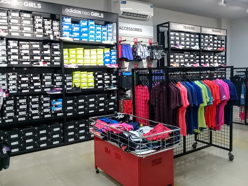 Adidas Outlet Rawamangun, Author: Abar