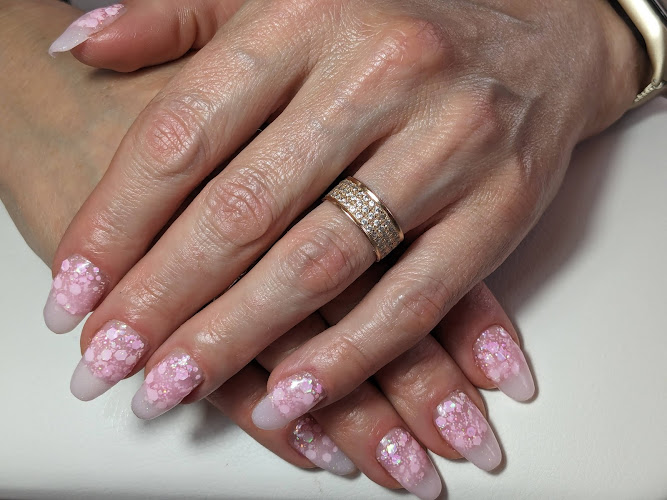 Манікюр, гель лак, нарощування нігтів