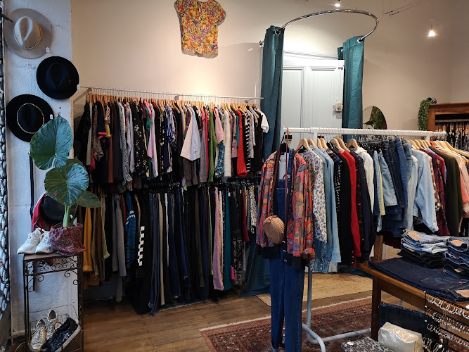 2 Be Fripe - Dégaine Shop — friperie vintage 4 Rue Premion Paris